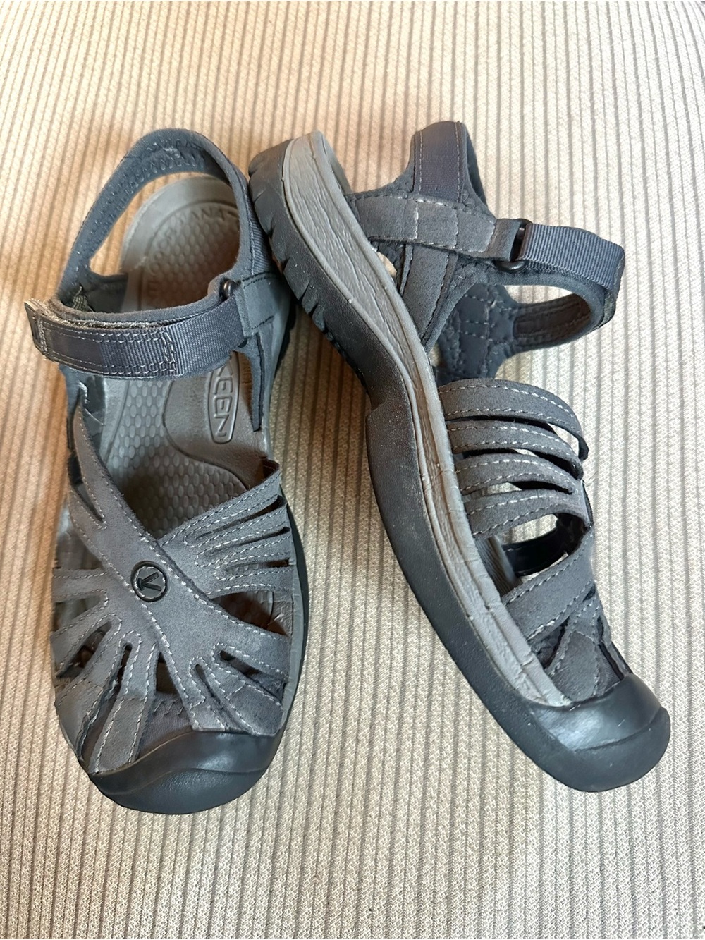 KEEN Rose Sandal Charcoal Grey Water Hiking Trail Sandals Womens Size 8.5